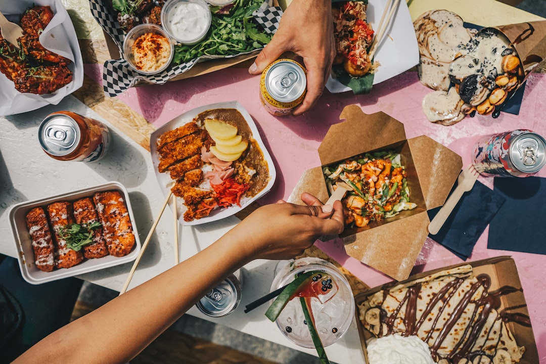 Clients attablés chez Chinweek, repas en famille