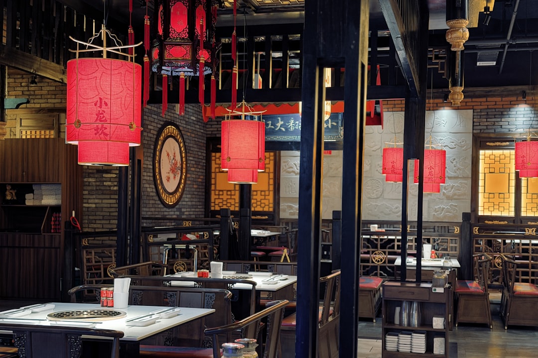 Intérieur du restaurant Chinweek, lanternes rouges traditionnelles