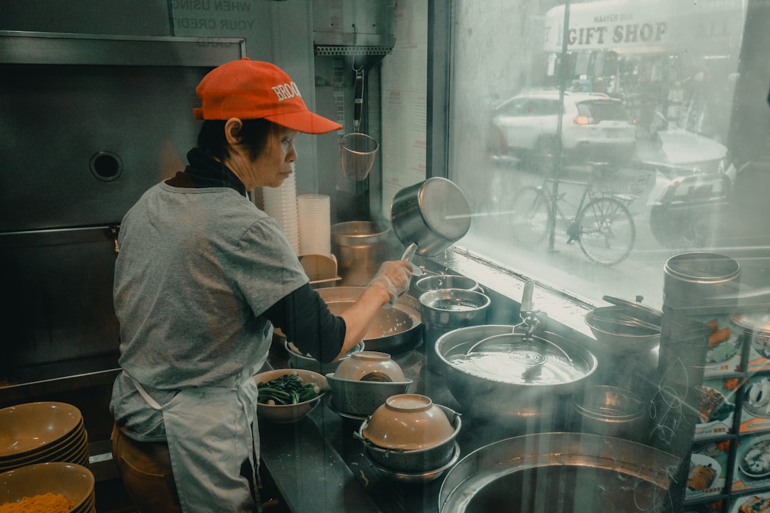 Chef Chinweek en cuisine, préparation des plats